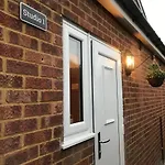 Studio-1-Staines/Heathrow/London-Own Entrance