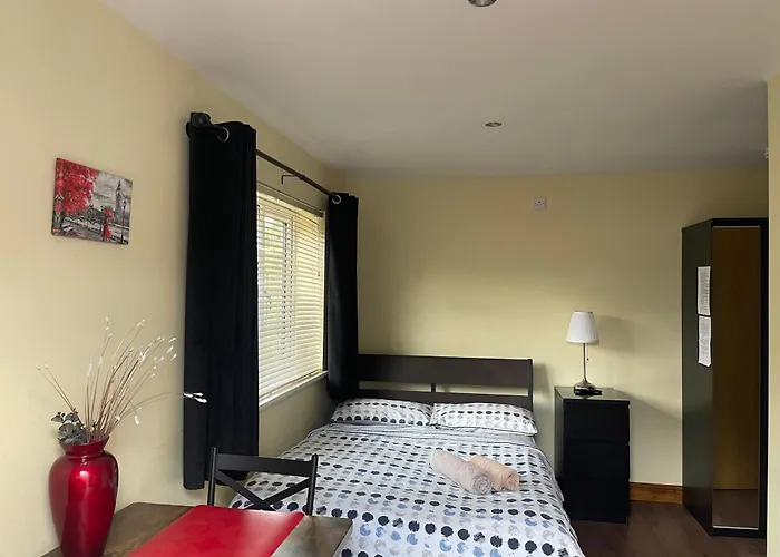 Studio-1-Staines/Heathrow/London-Own Entrance