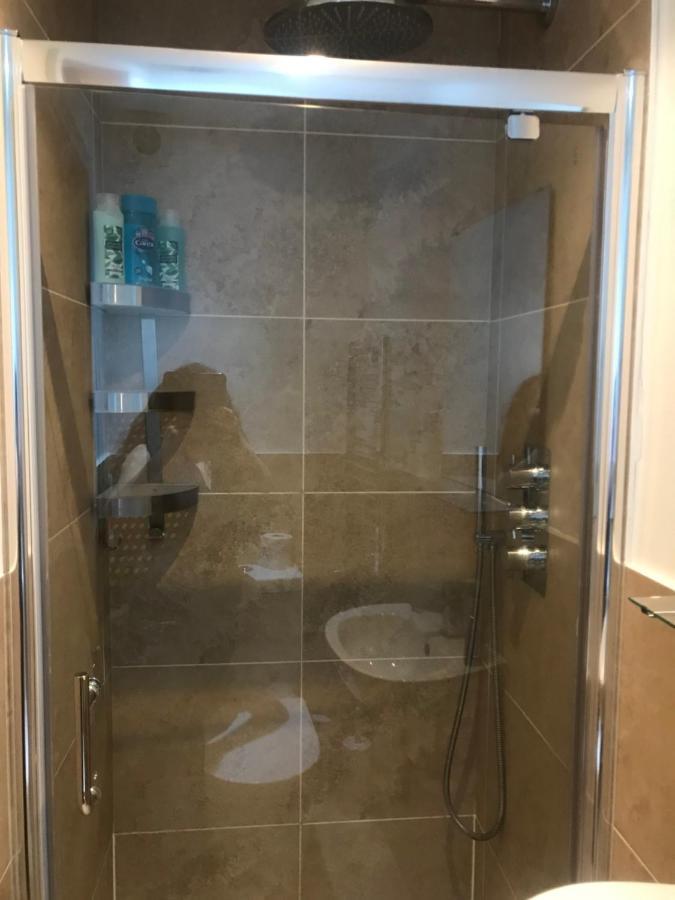 Studio-1-staines/heathrow/london-own Entrance Staines-upon-Thames