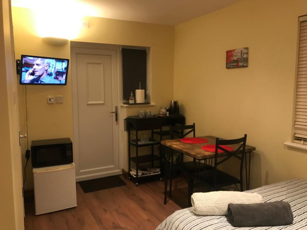 Studio-1-staines/heathrow/london-own Entrance Staines-upon-Thames