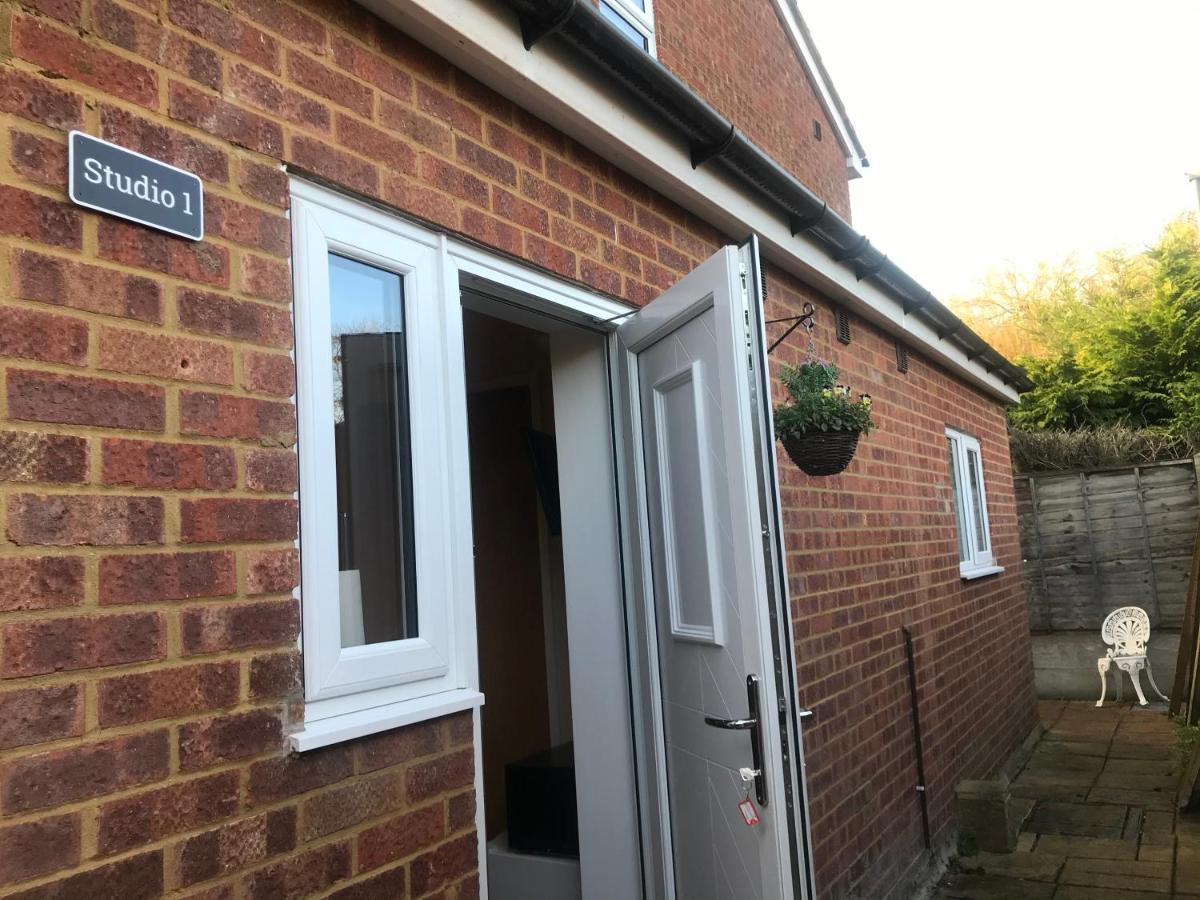 Studio-1-staines/heathrow/london-own Entrance Apartment