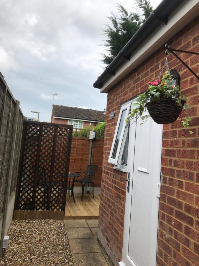 Studio-1-staines/heathrow/london-own Entrance * Staines-upon-Thames