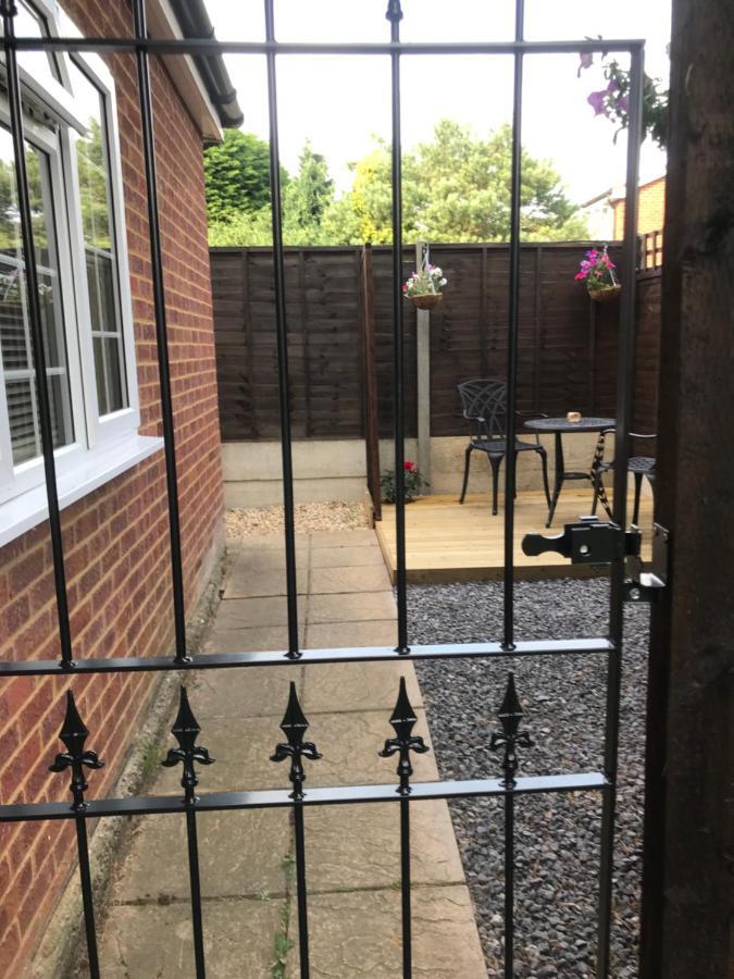 Studio-1-staines/heathrow/london-own Entrance *