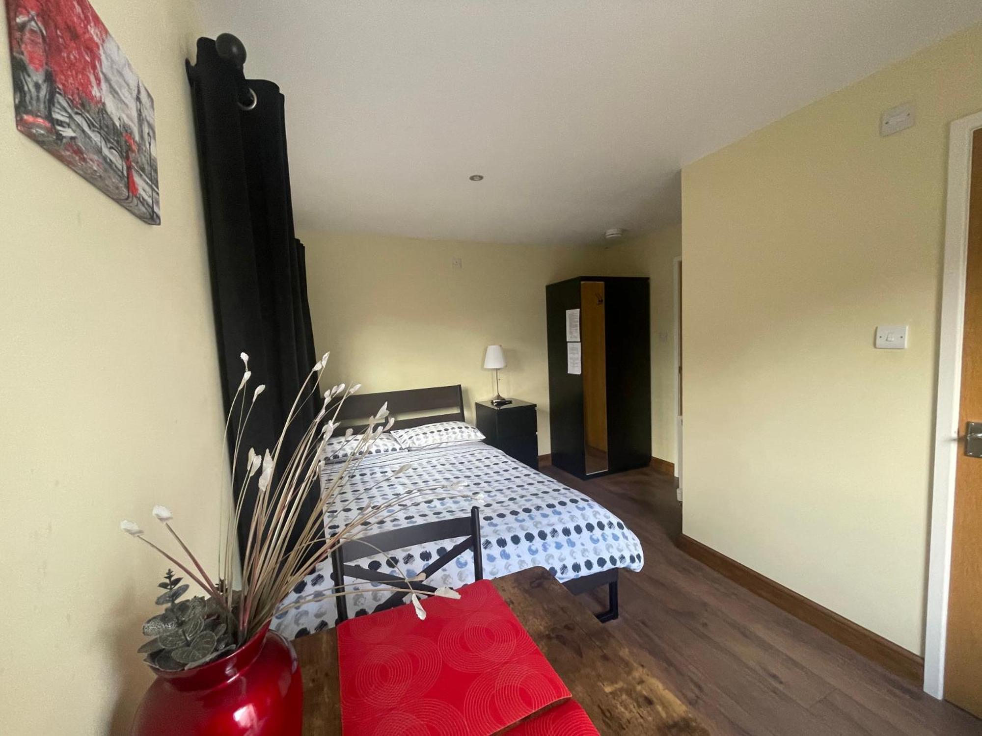 Studio-1-staines/heathrow/london-own Entrance *