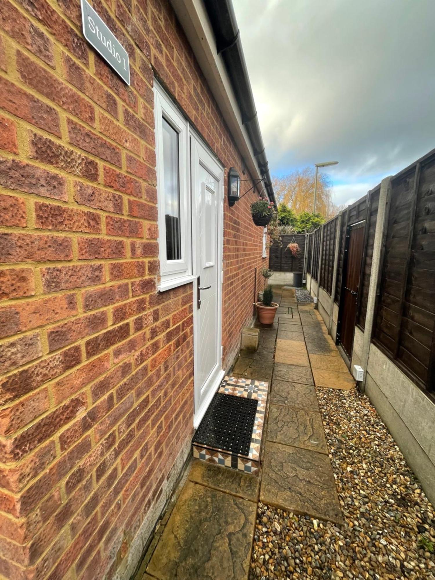 Studio-1-staines/heathrow/london-own Entrance Staines-upon-Thames